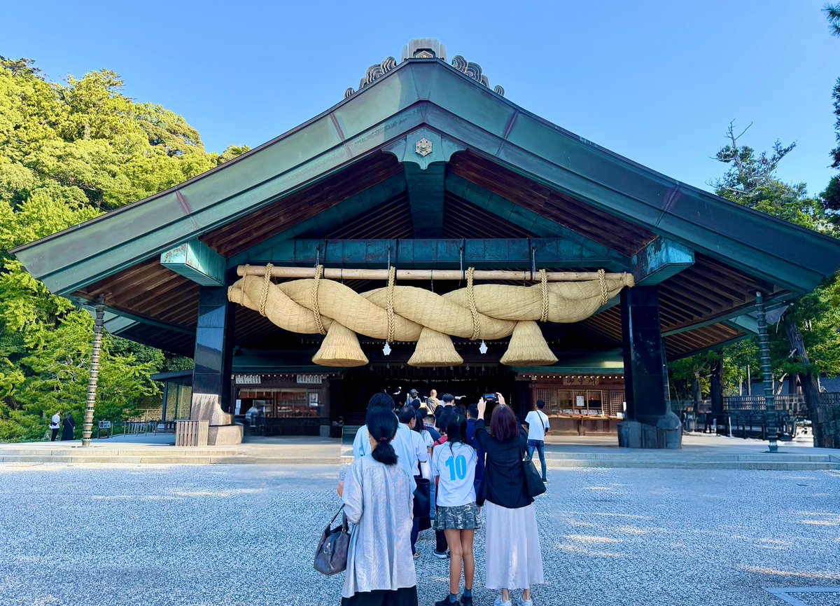 hiroe820's tweet photo. 《出雲大社に参拝》
先ずは、御本殿前の八足門（やつあしもん）をお参りし、御本殿周辺を左回り（反時計回り）に進んで、各御社殿をお参りしました⛩️その後、御本殿を参拝しました⛩️拝礼作法は、すべて「２礼４拍手１礼」です🙏

御本殿の荘厳な佇まいも、大きくて立派なしめ縄も、本当に美しくて見入ってしまいました🌟神代の時代から、千年の時を超えて守り継がれてきた神聖な空気を感じながらお参りすることが出来て、出雲大社からたくさんのパワーをいただけた気がします🌟​​​​​​​​​​​​​​​​​​​​​​​​​​​​​​ ​​​​​​​​​​​​​​​​​​​

（※境内の「素鵞社」へお参りし、「稲佐の浜」から持ってきた「お砂の交換」を無事完了しました✅）

#出雲大社 #島根県