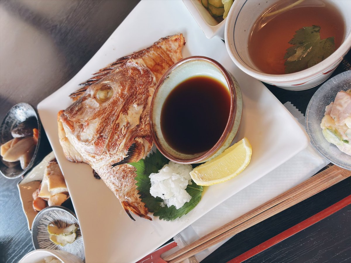 ayurcareer's tweet photo. 日替わりランチ。思いがけず、シルバーウィークを鯛のお頭で〆る。めでたいっ！

ここの店員さん、3年ぶりくらいの訪問なのに、店に入るなり久しぶりですーー！と言われた。私、メガネかけてたのに。メガネだと見た目が変わると思ってたのは私だけか。ただの自意識過剰やな。#佐賀 https://t.co/4grQCVENrz