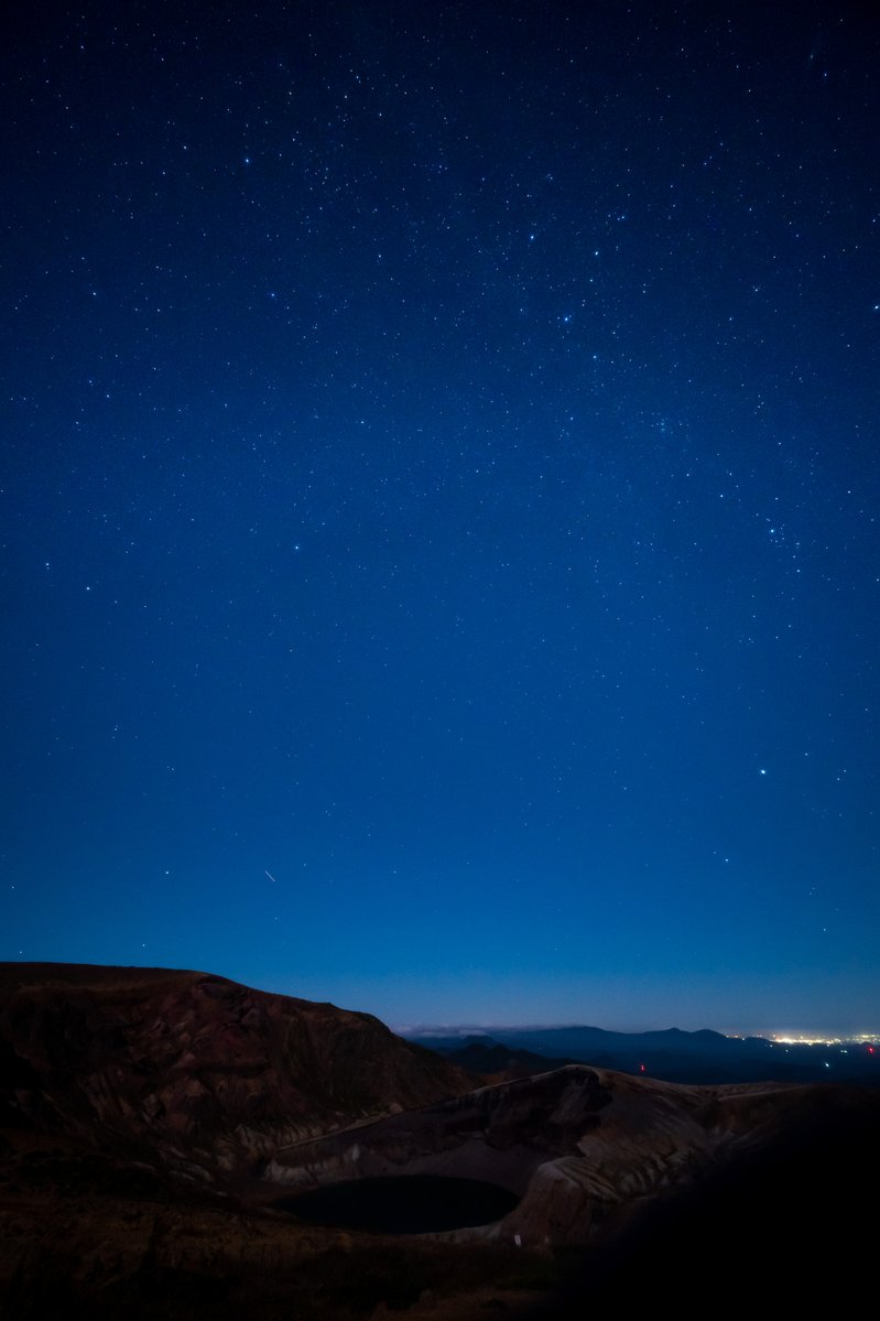 hal_bo's tweet photo. 蔵王の御釜と初秋の星空
この夏に撮りたかったけど天候不順で撮れなかった星空を、ピンポイントで晴れた日に撮れた。
３枚目は天の川付近をゴリゴリ現像したもの
全て多重合成していない一枚撮り https://t.co/a49G8RJuK7