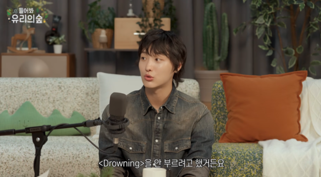 tang__kira's tweet photo. Woodz jujur kalau fancam legend Drowning tuh hampir ga pernah ada.

Woodz kan diminta nyanyi Drowning sama tentara yang jadi panitia, tapi Woodz awalnya nolak karena itu lagu susah bener, lagu lain boleh deh..

Bahkan WOodz udah nolak dua kali karena performnya malam hari dan lagunya aja tinggi bgt..

Tapi panitia kekeuh soalnya Drowning itu lagu yang mendapat respon baik bahkan sebelum Woodz wamil.

Akhirnya Perform Drowning, kan tampilnya sebelum jam tidur, terus tenggorokannya Woodz tuh ga enak.. Woodz ngerasa bersalah karena ga nampilin yg terbaik. Tapi ternyata fancamnya viral bgt dan Drowning jadi lagu hits.

https://t.co/K5WEavVWkr