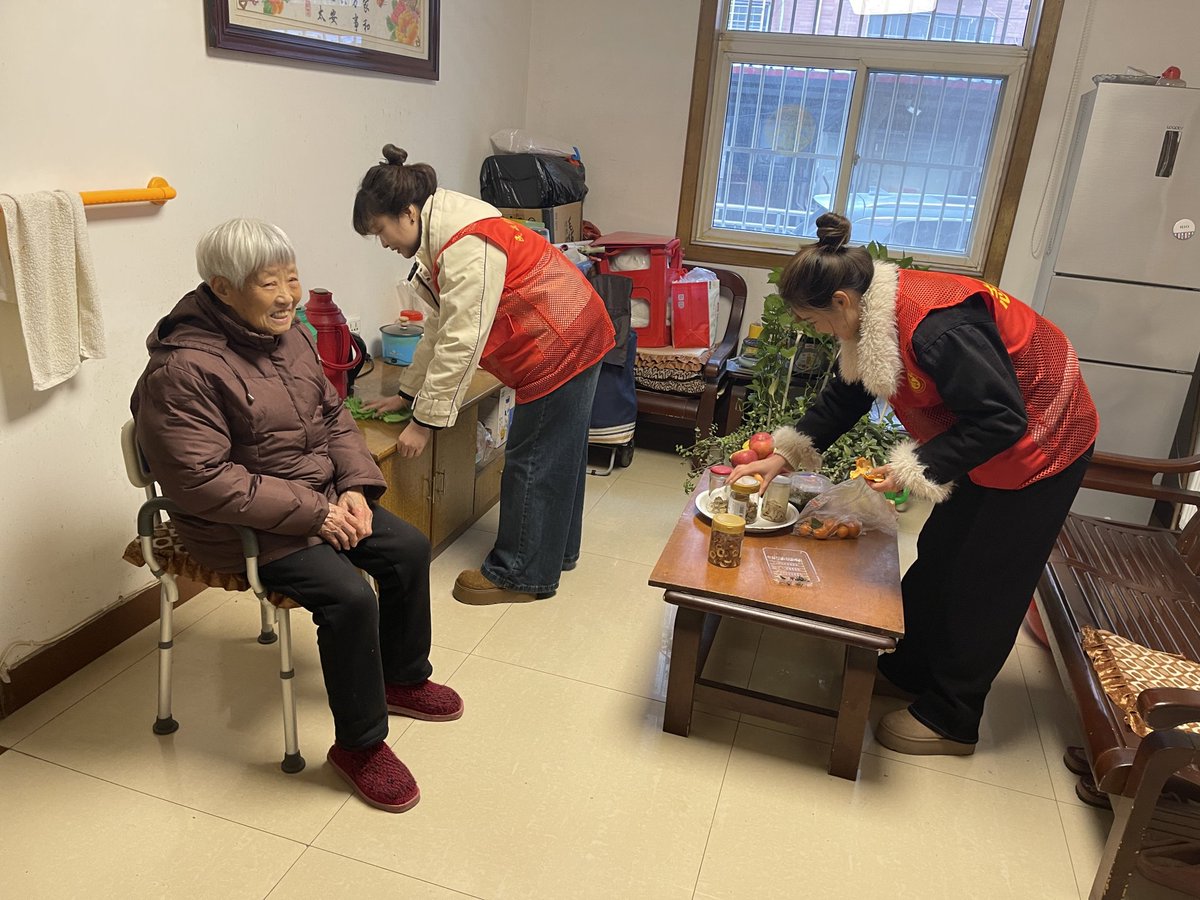 MoraTremont's tweet photo. Hoy ayudamos a personas mayores a limpiar sus casas en el barrio. Sentí mucho calor en corazones pequeos y grandes. La solidaridad se comparte! https://t.co/DpX3GycbXV