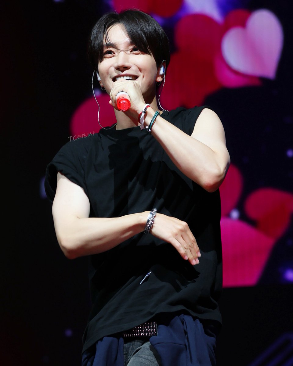 theresac1223's tweet photo. #83z Fan Con in Macau 
💪🏻💪🏻

#이특 #Leeteuk #��퍼주니어 https://t.co/1xV3NU1pgf