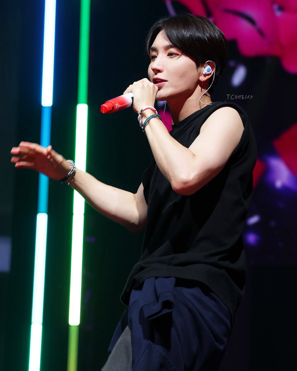 theresac1223's tweet photo. #83z Fan Con in Macau 
💪🏻💪🏻

#이특 #Leeteuk #��퍼주니어 https://t.co/1xV3NU1pgf
