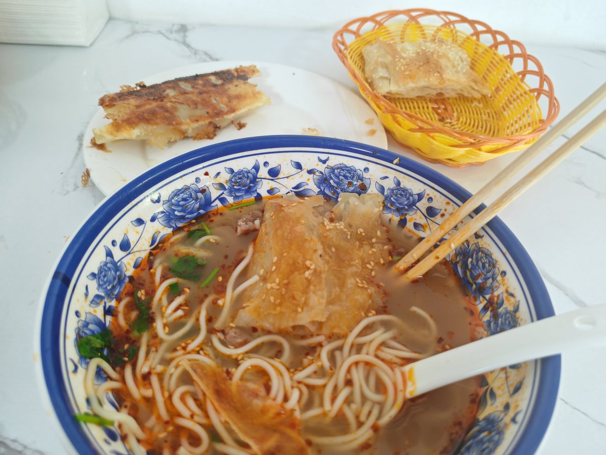 Yual_you's tweet photo. 牛肉面，锅贴和烧饼！
真的好饱好饱，要吃不完啦☆ https://t.co/QSjYZ083j5