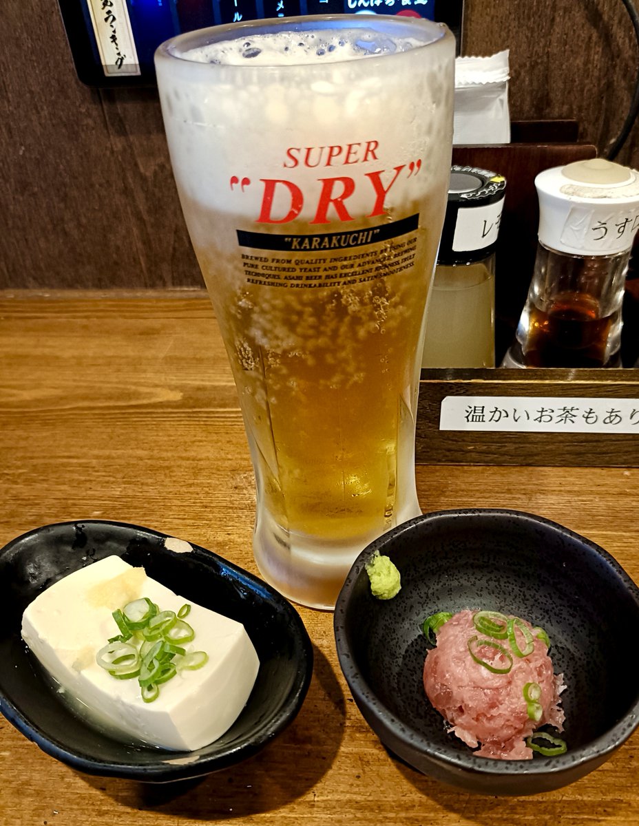Sugichiyan's tweet photo. お昼からホッケの半身定食とツマミで一杯🍺しんぱち食堂は生ビールが安い！(160円税抜き) https://t.co/j9d49dG7tI