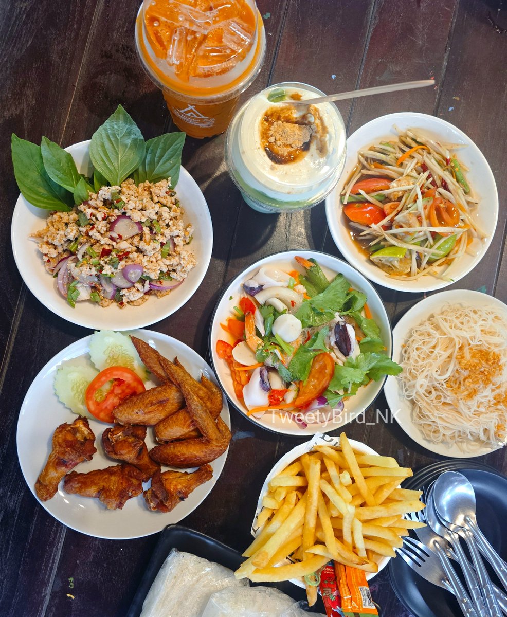 TweetyBird_NK's tweet photo. Gen Y อย่างเพิ่งน้อยใจ 😂
ฮาวทูถ่ายรูปของกินแบบ gen Y -- สว่างจ้า สีสด ไฮไลท์สาด คอนทราสจัด ×2บ้างไม่คูณบ้าง หรือถ่ายมุมสูงเหมือนปีนโต๊ะถ่าย 55555

มาแชร์ ๆ รูปถ่ายของกินแบบเจนวายกัน! 🥘🍜🍕🍰 https://t.co/Md6uRz1LTm