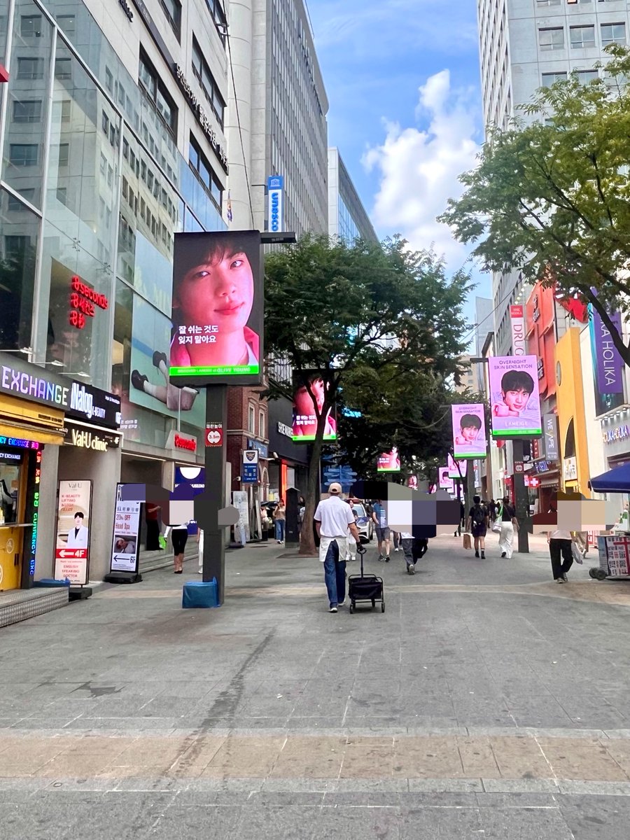 purple_0613wwh's tweet photo. 明洞のLANEIGEソウルに大きなソクジンが登場したよ🩵
そして購入時に日本🇯🇵のパスポートを持っていてLaneige JapanのSNSアカウントを提示でLip Sleeping Mask3gのプレゼントや10~30%DCのイベントしてるよ
詳しくは引用元見てね😉

JIN LANEIGE GLOBAL AMBASSADOR 
#JinxLaneige #Laneige
#방탄소년단진 https://t.co/NiEUDAf1MM