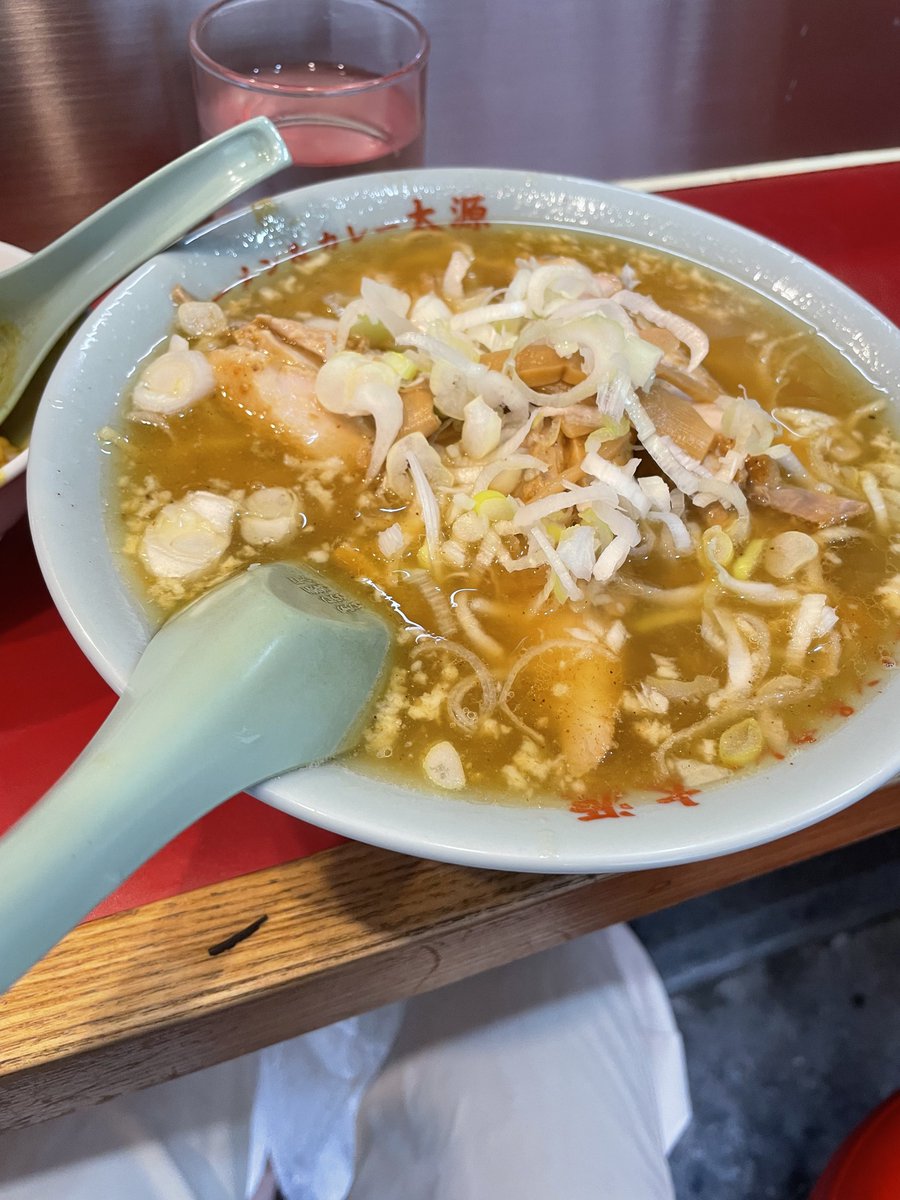 G_Freeed's tweet photo. うひぃ、結構雨降ってたー
そして焼肉屋さんが閉まってた…（ ;  ; ）
久しぶりのラーメン屋
あえて名物カレーラーメンではなくチャーシュー麺で
美味しかったごっさん！ https://t.co/2ksbPzmxiA
