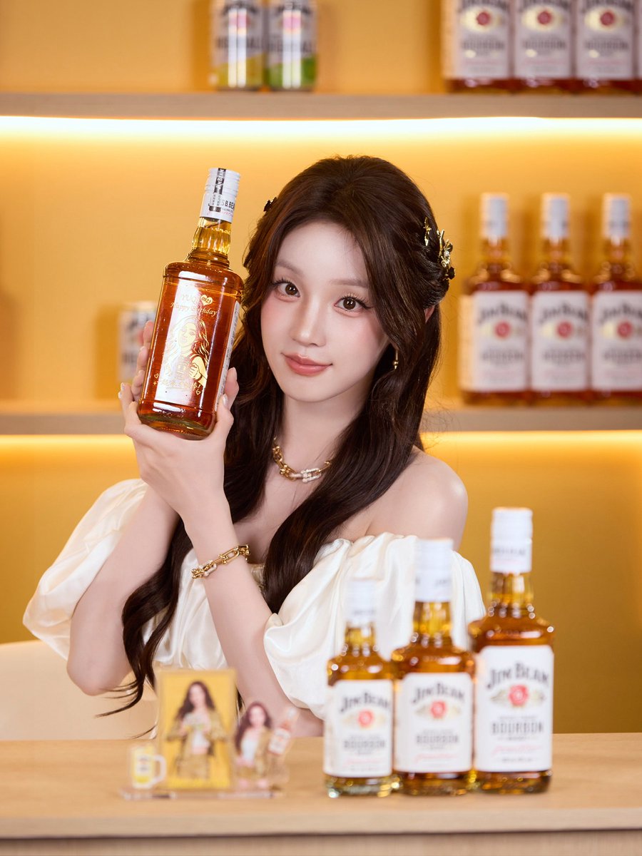 official_i_dle's tweet photo. #YUQI x #JIMBEAM

#아이들 #idle
#우기 https://t.co/j1cUsmjKno