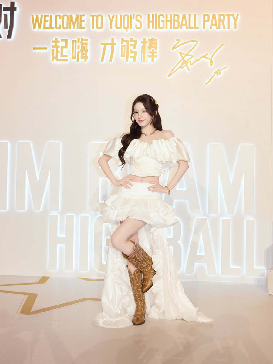 official_i_dle's tweet photo. #YUQI x #JIMBEAM

#아이들 #idle
#우기 https://t.co/j1cUsmjKno