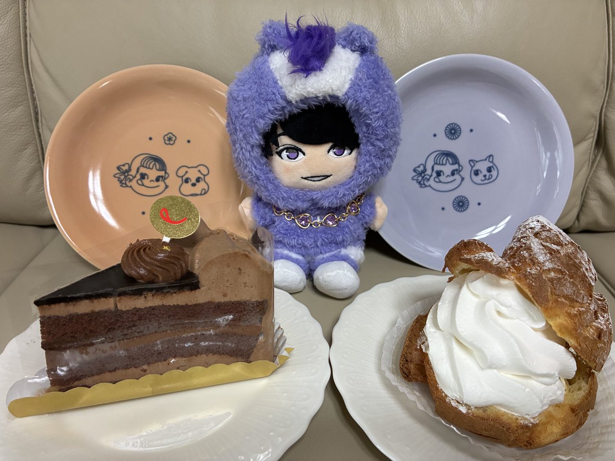 akiko73161998's tweet photo. 1日遅れたけど娘たちからプレゼント💖自分のバースデーケーキを載せる日が来るなんて✨これも不二家さんとACEesのお陰だね🥹半額のケーキはすでに売り切れだったけどクリームたっぷりのシュークリーム美味しそうだったから買ってしまった‼️
#わすれられない日にしよう 
#作間龍斗 #SmileSwitch https://t.co/Aw9XwMFVzQ