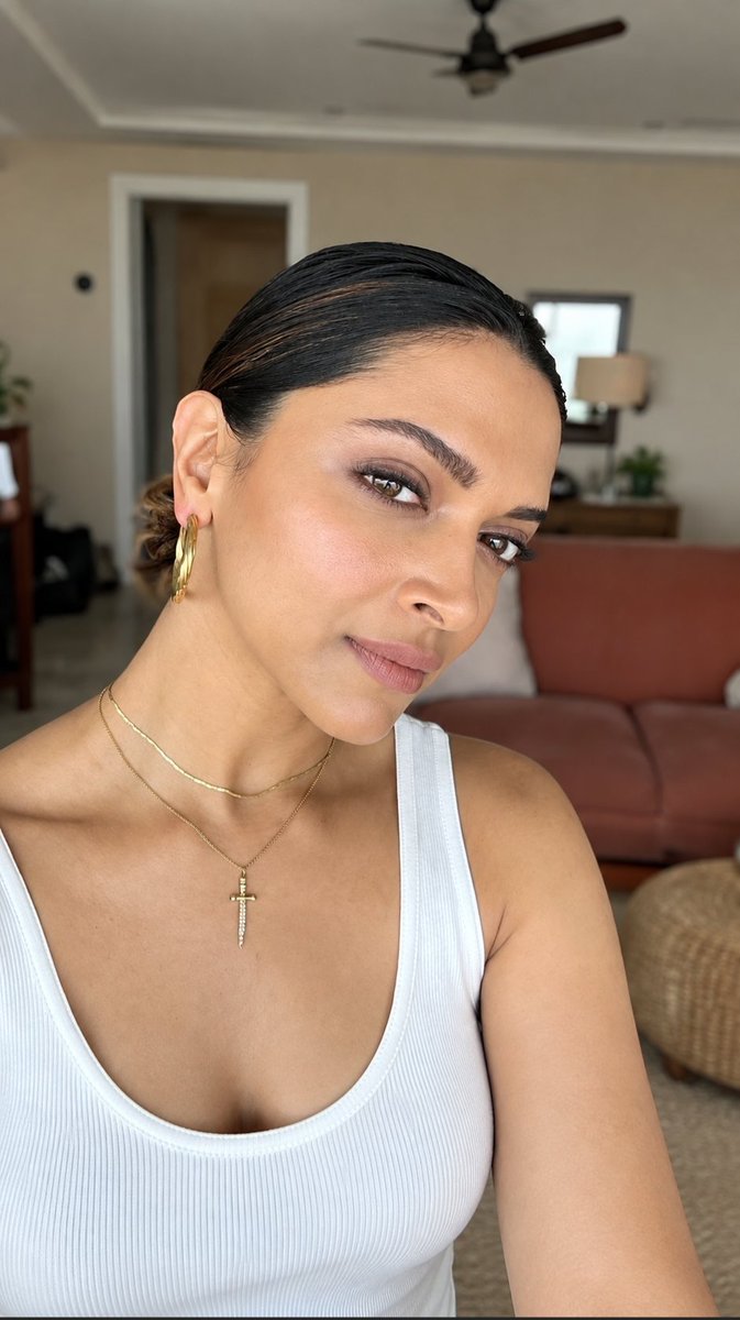 sweet_admire's tweet photo. Deepika Padukone 

Why do everyone like her??
(See till the end) 

#deepikapadukone #deepika #padukone #actress #armpits #bollywood #bollywoodActress #bollywoodNew #bikini #deepu #facecard #sharp https://t.co/56a9RJxz33