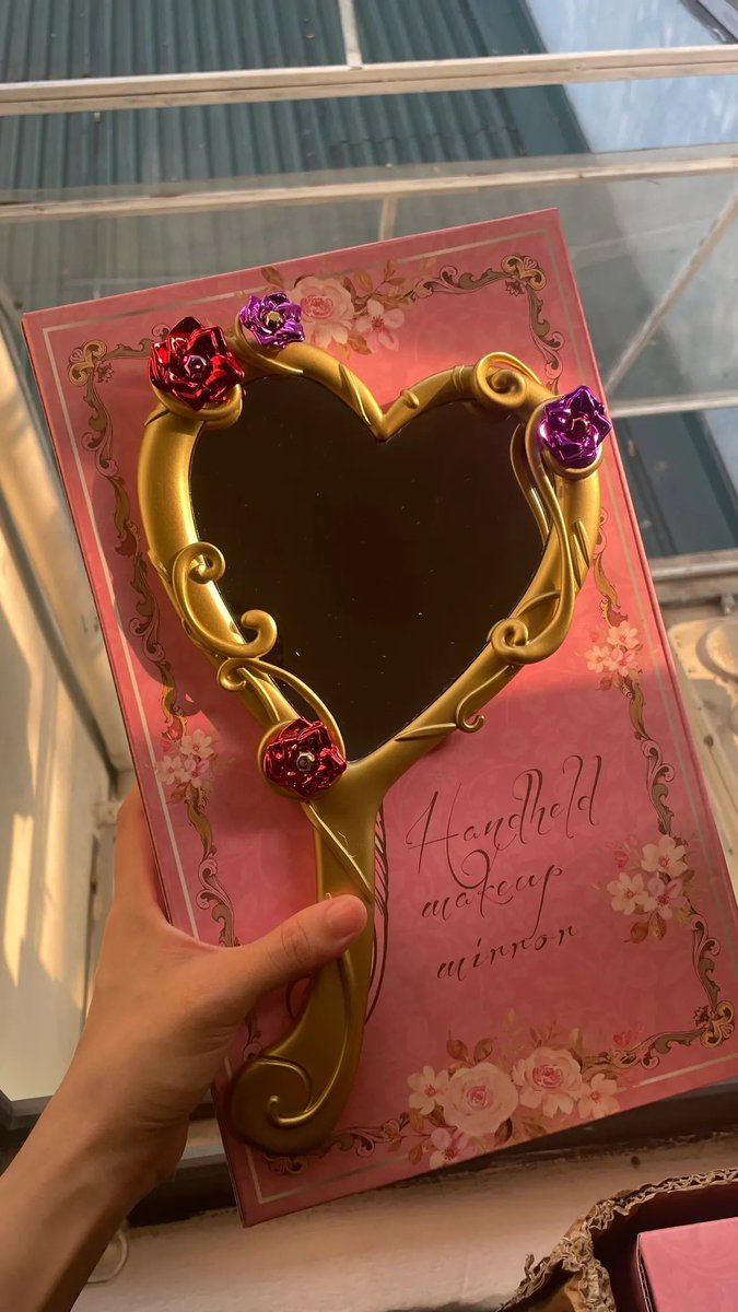 nadaeladela's tweet photo. lagi scroll scroll oren tiba-tiba nemu cermin kek di barbie itu,, lucuu banget plsss 🥰 https://t.co/r6GOy7FkxG