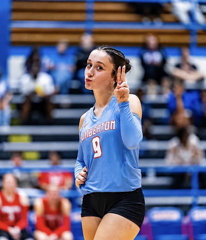PeytonKVBALL's tweet photo. Win in 3 over West Orange Mustangs today! 25-8, 25-14, 25-17. #volleyballrecruiting #uncommitted #classof2028 #defensivespecialist #libero @ETBU_Volleyball @LETUVolleyball @uttyler_vball @BearkatsVB @HCUVolleyball @angelostatevb https://t.co/q8vtQtvTrb
