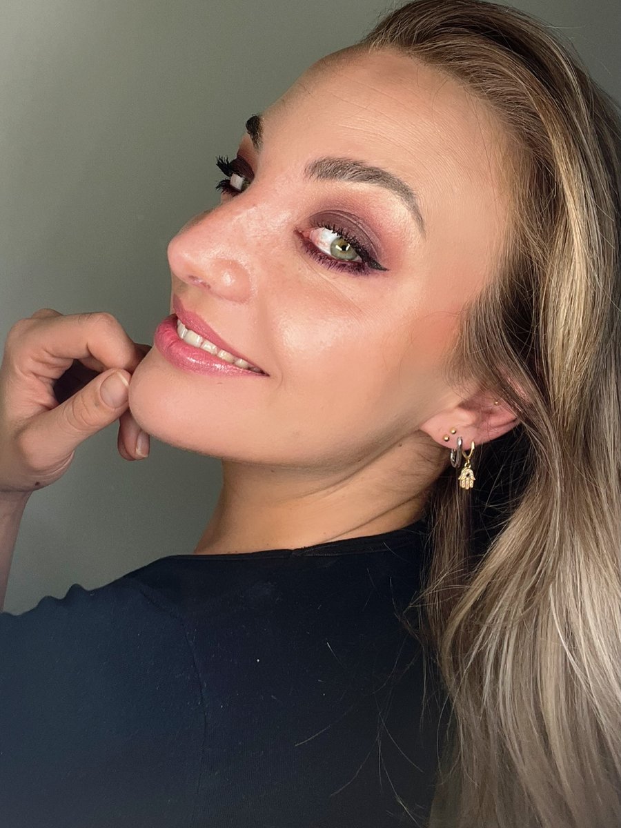 EllisVanvadbs's tweet photo. Bold Eye Look 💜
All Eyes on the Eyes😁
Of course, you can create this look using any color—feel free to apply eyeliner to the waterline as well; this enhances the effect😉... https://t.co/IQXx3kuYwb