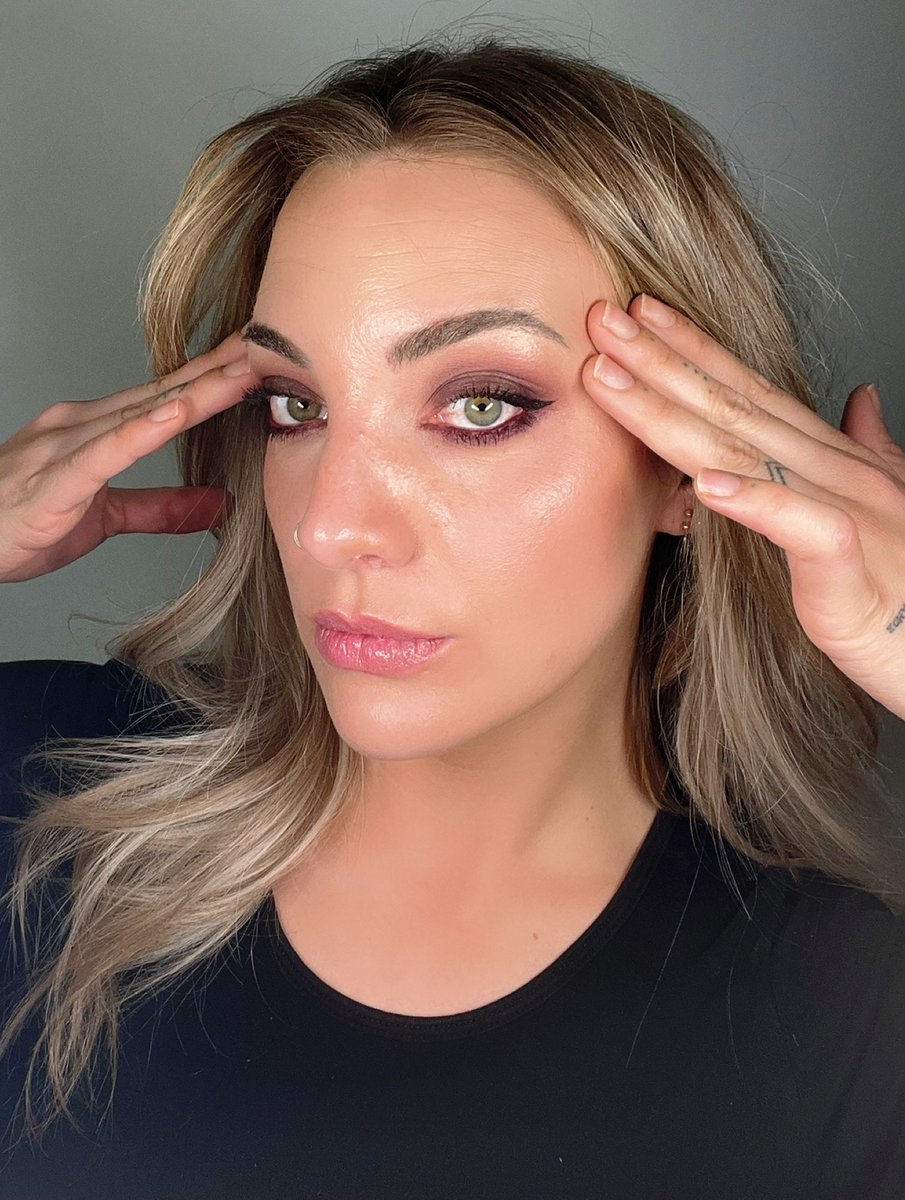 EllisVanvadbs's tweet photo. Bold Eye Look 💜
All Eyes on the Eyes😁
Of course, you can create this look using any color—feel free to apply eyeliner to the waterline as well; this enhances the effect😉... https://t.co/IQXx3kuYwb