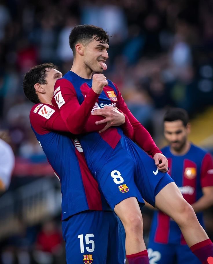 lwkyren's tweet photo. daily reminder of how easy it is to lift pedri up https://t.co/2lP8ZSv3wQ