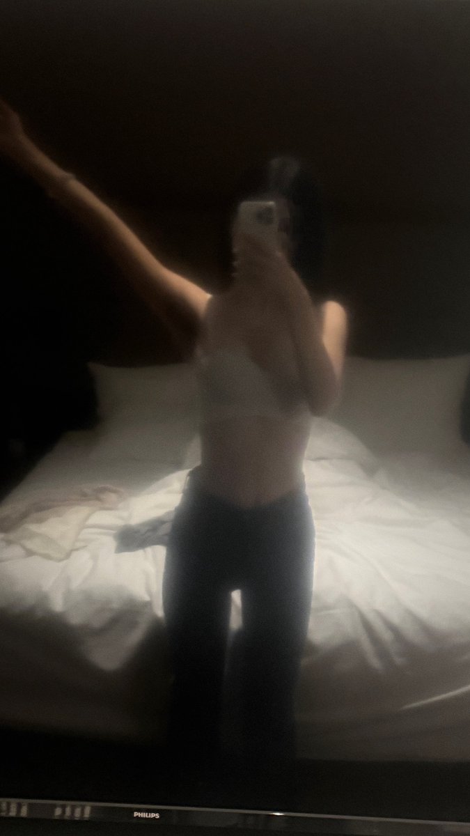 iyqu33's tweet photo. 其实我是一个很粘人很爱撒娇喜欢抱抱的小女孩 但由于我的外表看起来太过姐感成熟冷酷 喜欢我的人在发现我的本质后都下头了 
那我也很委屈吧 https://t.co/eZBsSZSMXO