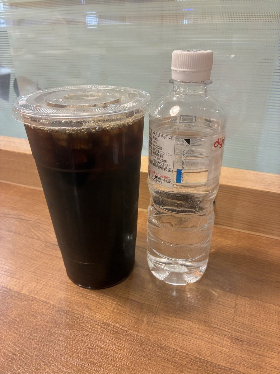 h201901's tweet photo. 일본에서 시킨 커피 작은사이즈라고
했는데 엄청 크다!!! https://t.co/JM0sqZJiBO