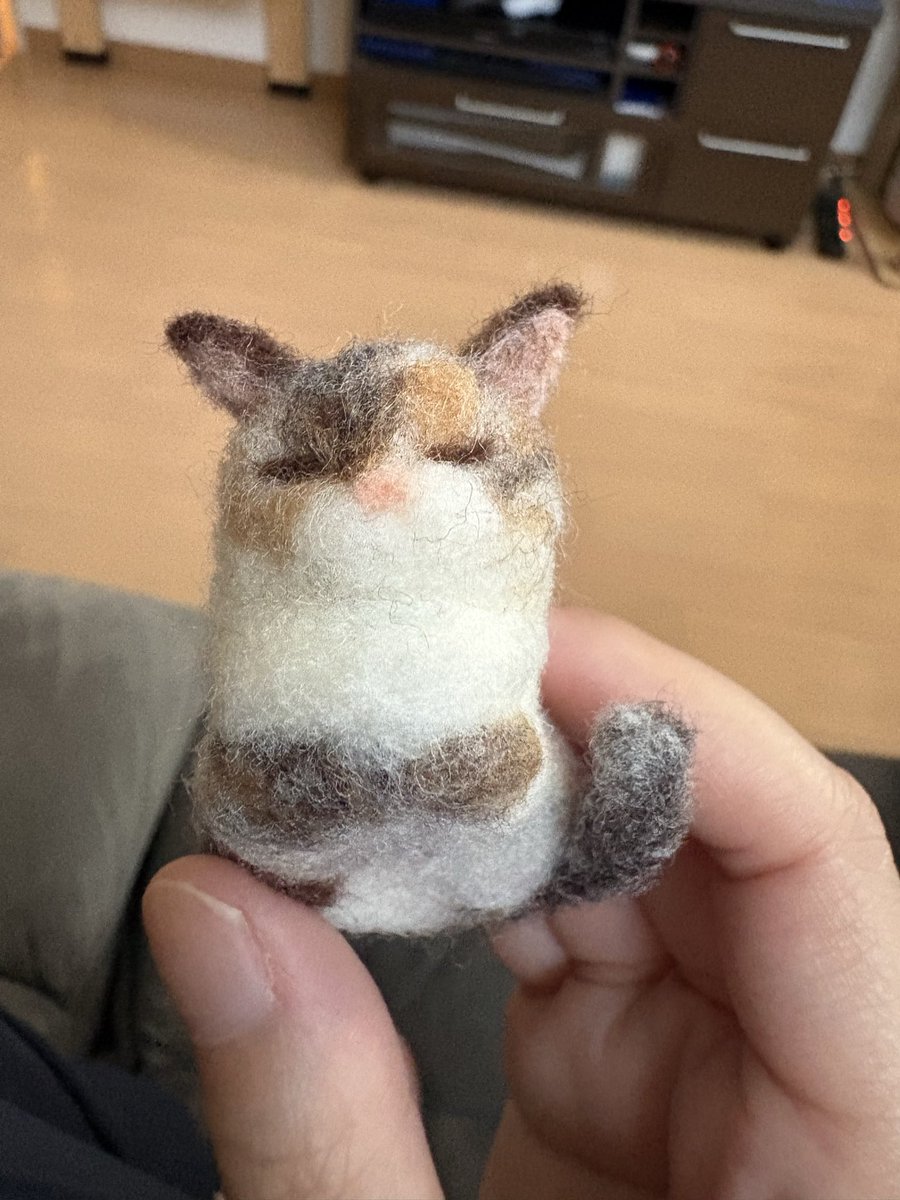 odama0014's tweet photo. 久しぶりに羊毛フェルトしてみた。うちのらっぴちゃん模様が難しすぎる！ https://t.co/g9reGHoFU5
