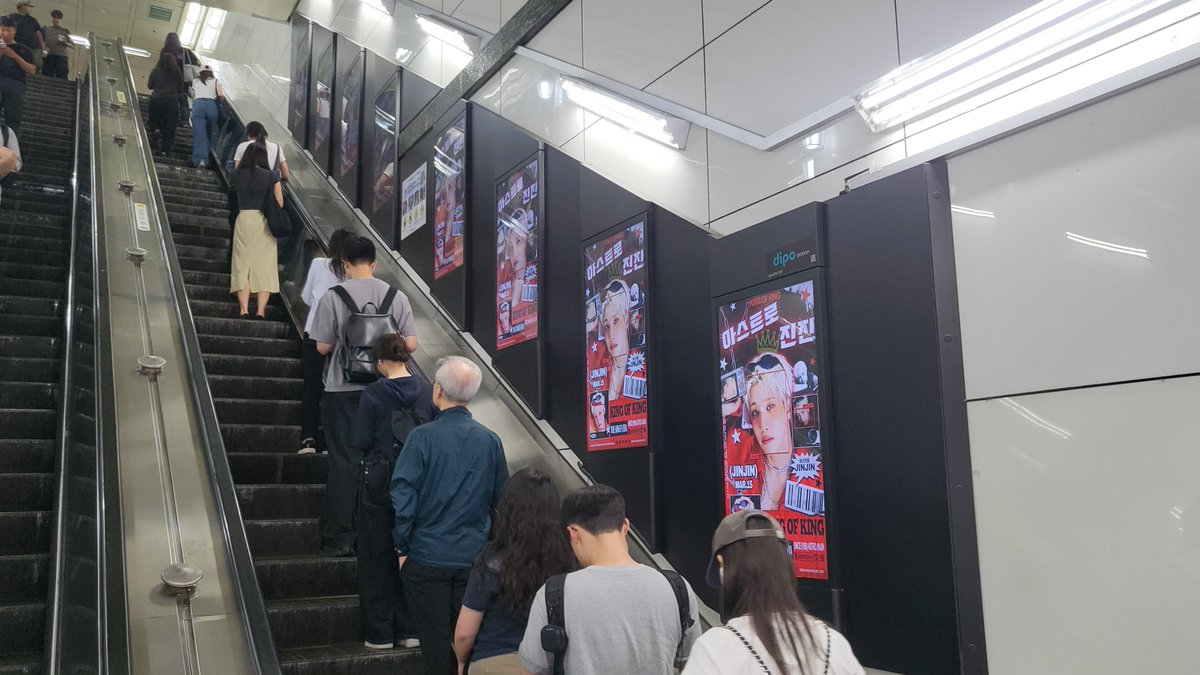 idolchamp1's tweet photo. 👑August KING OF KING👑

WINNER [#JINJIN] 🎉
우승자  [#진진] 🎉

✨광화문역 디지털 포스터 
✨Gwanghwamun Station Digital Poster

📍AD Period :  9.23 - 10.6 https://t.co/5NcxflDNan