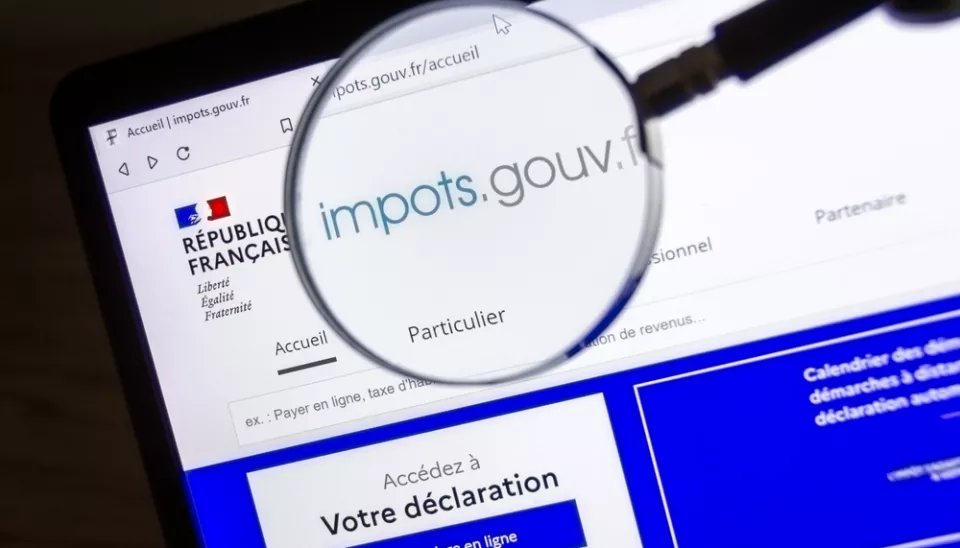 AlertesInfos's tweet photo. 💰🇫🇷 FLASH - Les impôts vont bien AUGMENTER en 2027, malgré la promesse du gouvernement de ne pas alourdir la pression fiscale : les prélèvements obligatoires devraient grimper de 43,9% à 44,2% du PIB, soit près de 9 milliards d’euros supplémentaires. La dette publique atteindrait 121,7% du PIB. (Les Echos)