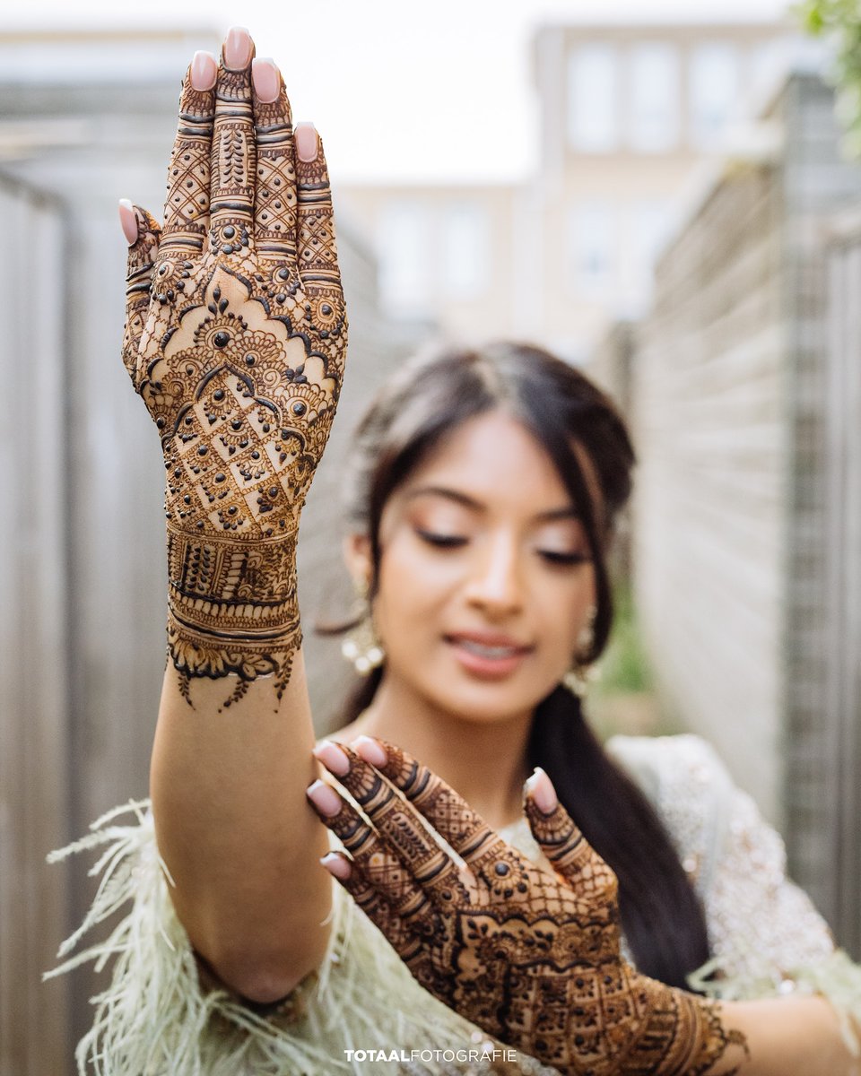 TerrenceNesw's tweet photo. Vorig week donderdag hebben we de Mehndi avond gefotografeerd van @anishamahabir en de Tilwaan van @machariopatti! Ooh hebben we de bhatwaans en Hindoestaanse bruiloft gefotografeerd. Dit weekekend hebben we nog de wettelijke bruiloft en dan zijn https://t.co/1YENHlTngI