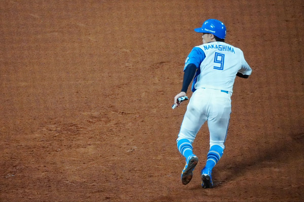 satutomo's tweet photo. 昨日の中島卓也選手引退試合　引退セレモニー
とてもとても素晴らしかったです
まだ見ていたい
でも本当にお疲れ様でした
18年間ありがとうございます

写真少し撮ったので
画質テクニック等々酷いけど
少しお裾分けを https://t.co/FMRfthoqim