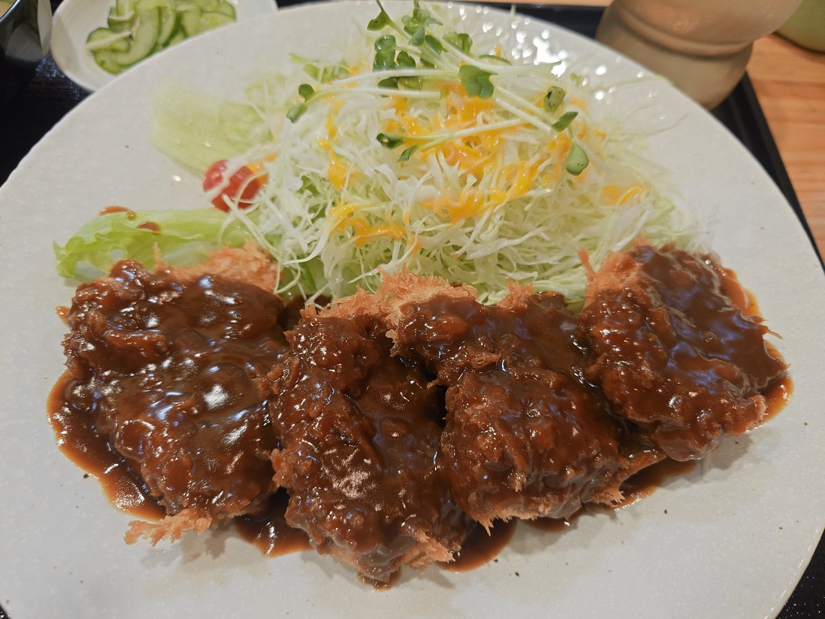 achaco_1975's tweet photo. 山陽本線の某駅前のコインパーキングからシルバーウィーク中停めっぱなしにしてた愛車を出庫して、しまなみ海道を経由、今治から西条に入ったところで下調べしてた『道10』さんで腹拵え。
ヒレカツ定食1,500円、美味しゅうございました✨️🐷😋 https://t.co/N7Ds8Drurx