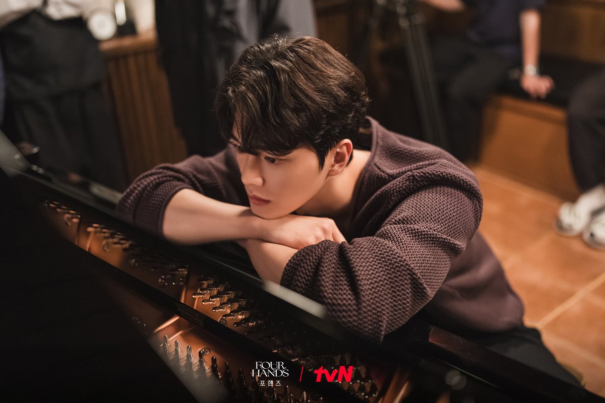 CJnDrama's tweet photo. [tvN포핸즈_배송완료]
티랑이들을 위한 추석 선물이 도착했어요🎁

- 보내는분: tvN 포핸즈
- 스틸명: 섹시 지휘자 &amp; 처연 피아니스트
- 인수자(위탁장소): 티랑이들 갤러리 속💓

[토일] 밤 9:10ㅣtvN
#즐거움엔20tvN #포핸즈 #FourHandsTwoSonatas https://t.co/UGtiDH3OYS