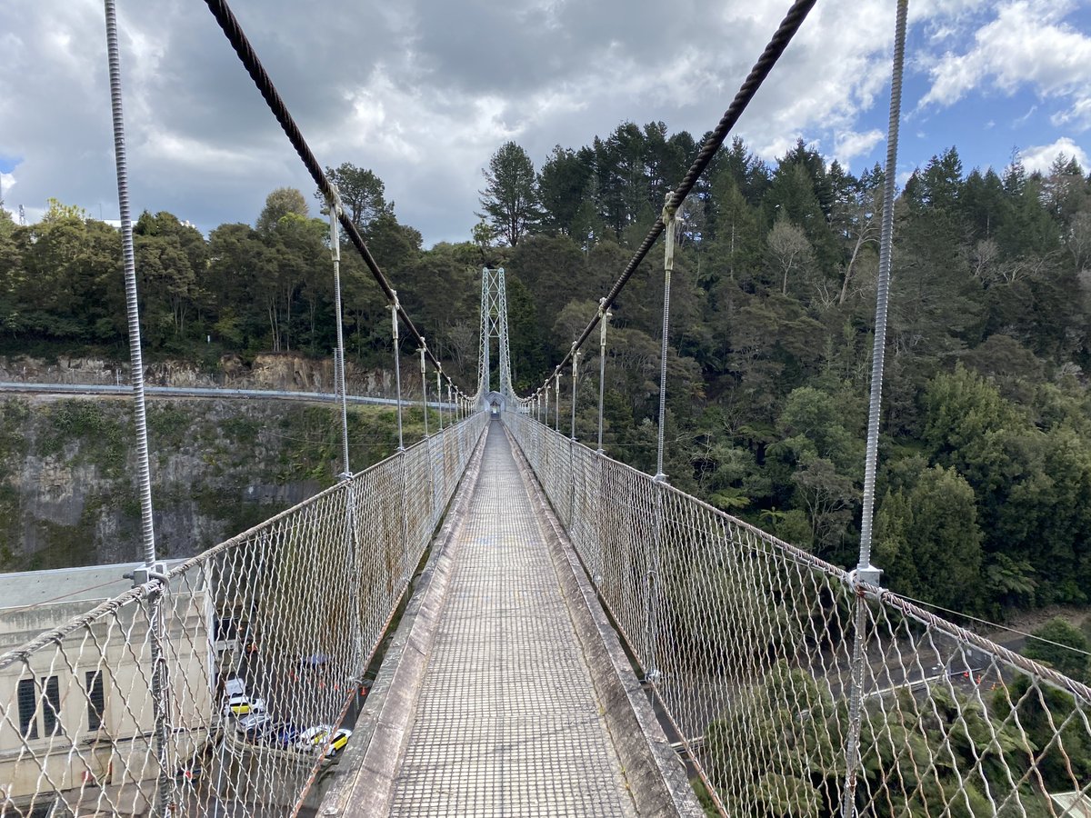 nf4q4s's tweet photo. 今天去Putaruru和Tokoroa附近出差，路过Arapuni Suspension Bridge（一线天悬索桥），恐高人士慎行！😱😱😱 https://t.co/XxPVQqx51f