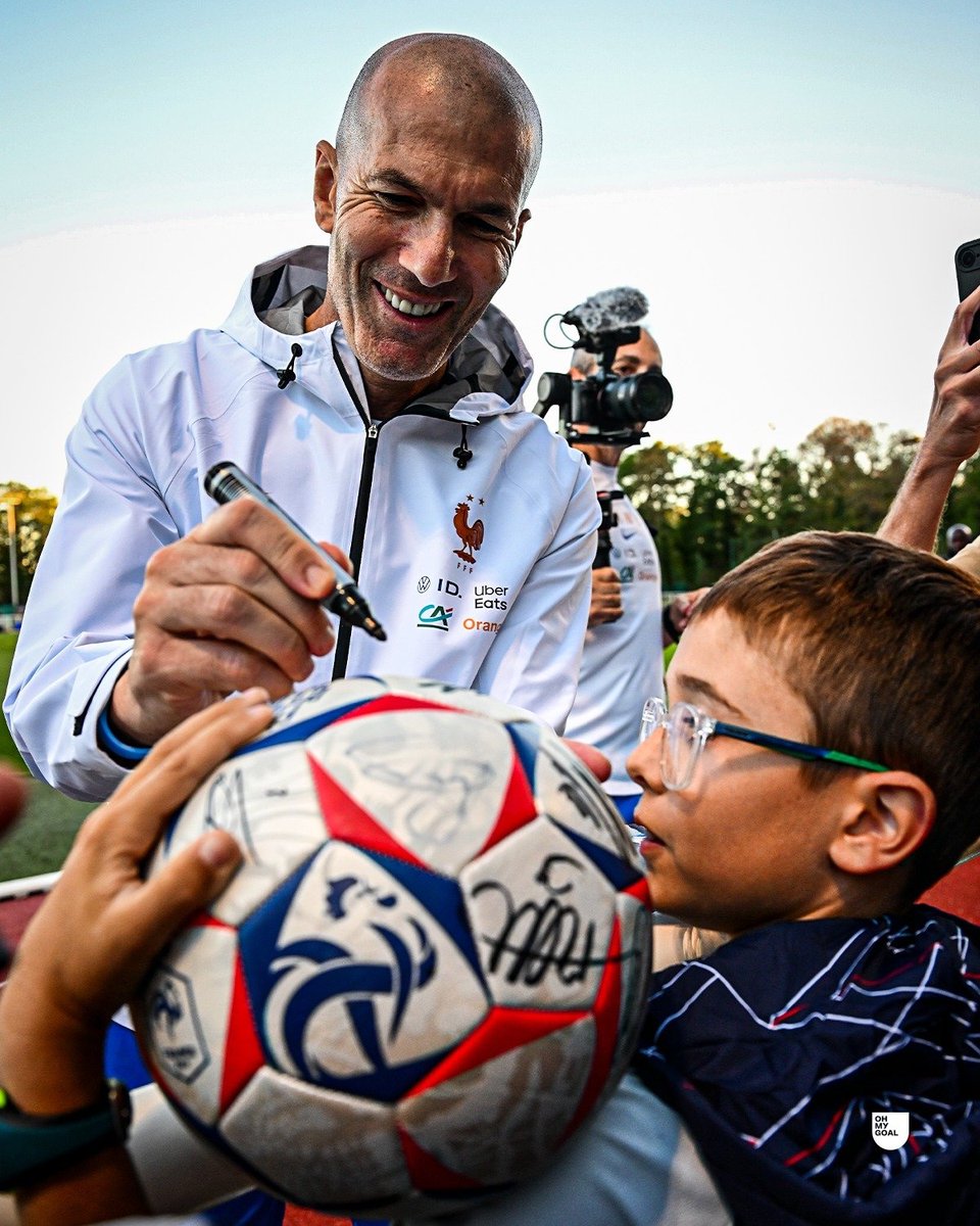 theMadridZone's tweet photo. 📸 Zinedine Zidane signing autographs. ✍️🇫🇷 https://t.co/faTODCquUc