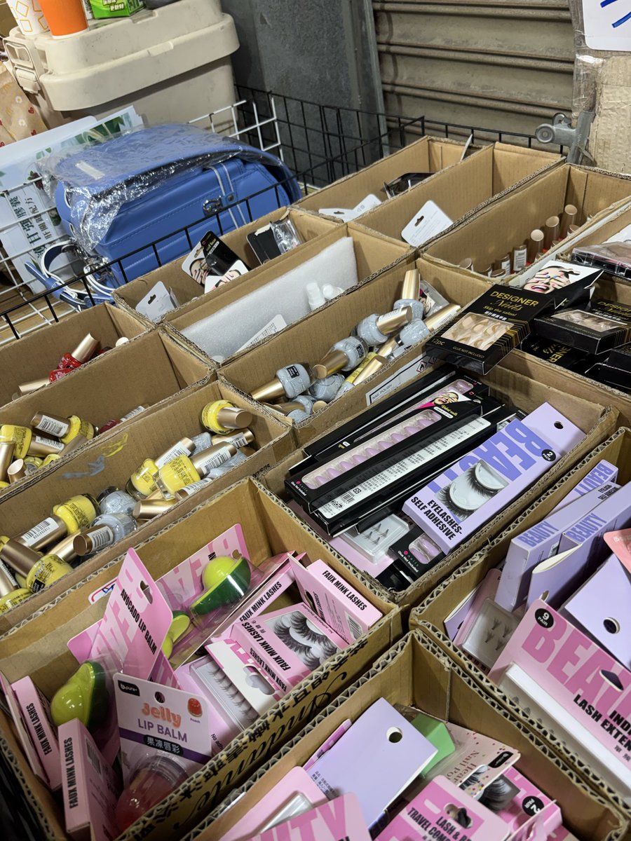 fumiko_gm4's tweet photo. 台湾の地元民しか来ない市場の金物屋でランドセルを800元（4000円）で見つけて爆笑
なぜ？

https://t.co/mXowzZu9ef

たぶんこれ↑
🉐ではあるけど使わないwww https://t.co/I7CJ5lrZEd