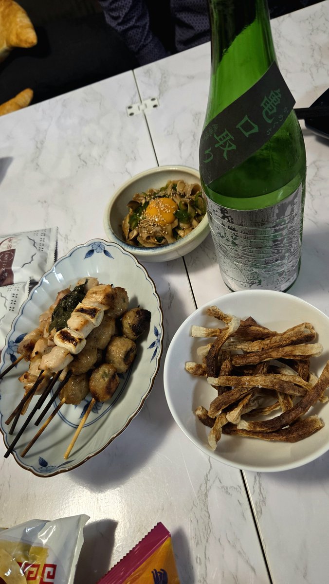 y_u_514's tweet photo. 久々の宅飲みもしまして🍶
今年の村祐はここ数年に比べて昔に戻ってきた感ありますね。
生海苔もずく鍋は楽だし美味しいし海藻でヘルシー！
久々の手造りお菓子も相変わらず最高に美味しかったですね✨️ https://t.co/en1pzjdMb1