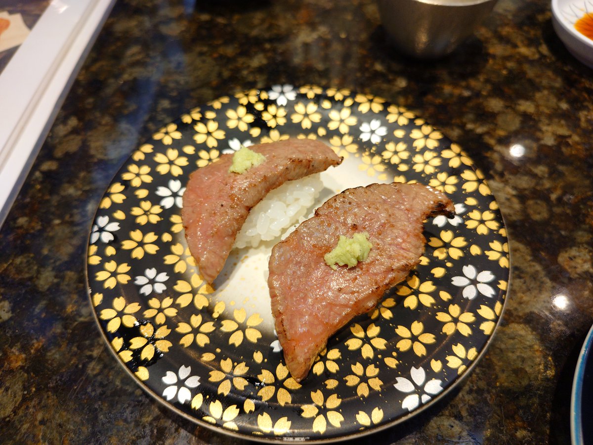 toshi_k_net's tweet photo. 昼は回転寿司へ🍣

ここはどうやらかなりの人気のようで、開店前から行列💦

氷見産の獲れたての魚をメインに、氷見牛あぶりなどもいただきした🐂

もちろん昼から日本酒で🍶 https://t.co/qB3glkjkyJ