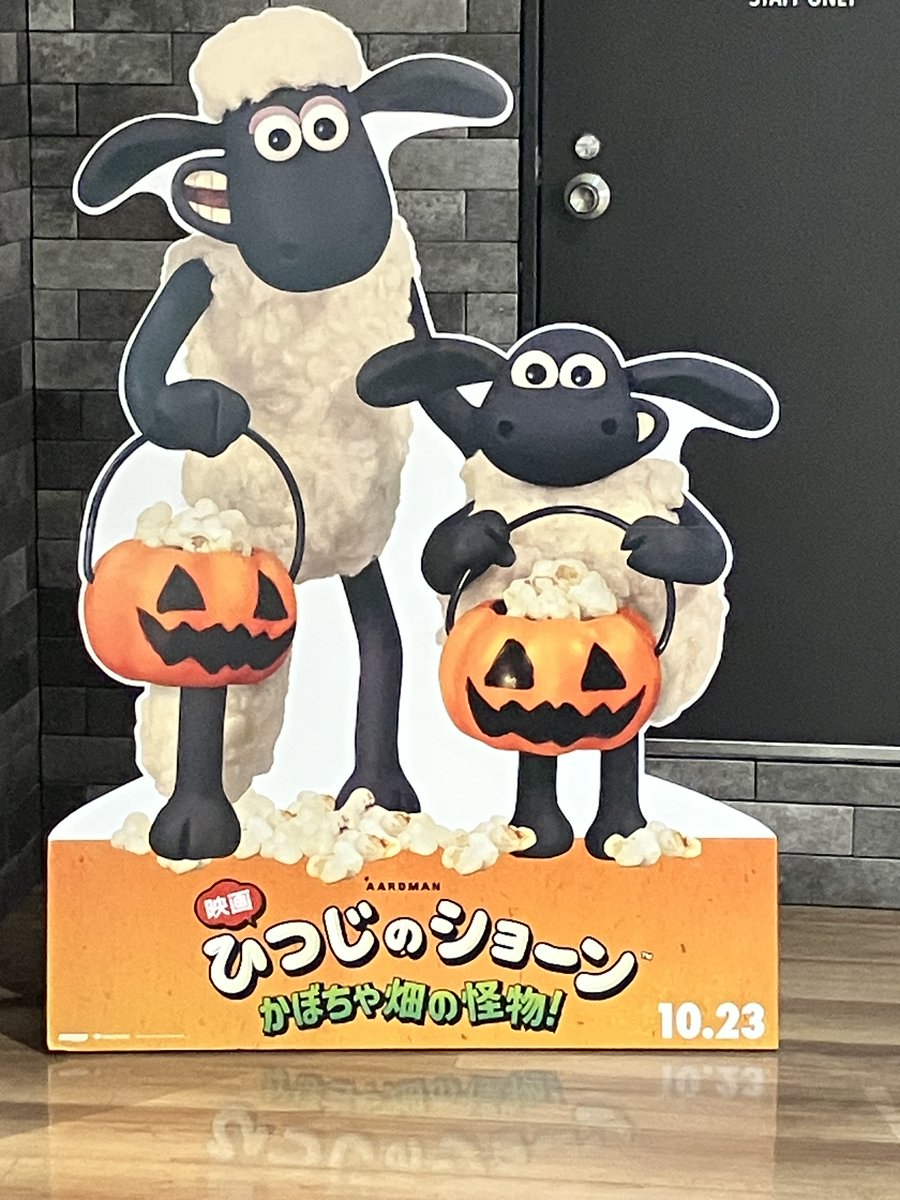 HUMAX_YOKOSUKA's tweet photo. 🎃🐏10.23🐏🎃
『#ひつじのショーン #かぼちゃ畑の怪物！』

ただいま #横須賀HUMAXシネマズ では
スタンディを掲出中‼

平和な牧場にある日、
正体不明のメェ～のもじゃもじゃ出現‼

この秋、史上最大のメェ～作戦が始まる‼

ぜひ劇場でご覧ください😊 https://t.co/vyy0MxQCTr