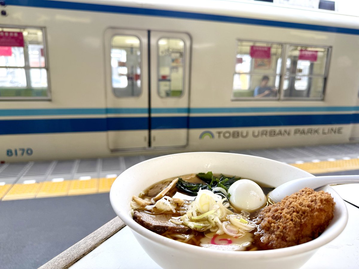 hiloncar14_703's tweet photo. 8000系を見ながら食べるラーメンはうまいッ！！😋✨✨✨
まだまだ昭和を味わえるっていいな！！！ https://t.co/cPXX0TK2eX