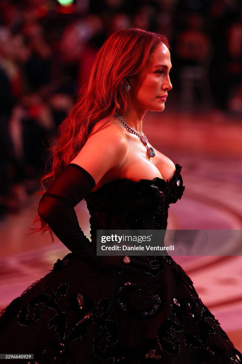 queerzzzzz's tweet photo. jlo buying new boobs was a better investment than throwing money away at that AI company Artists Equity https://t.co/FuTC3cYzGn