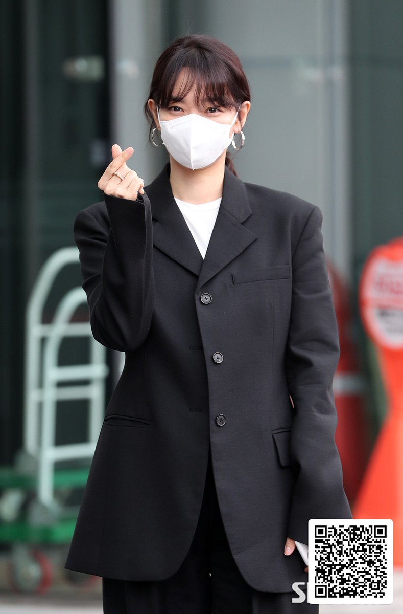 SBS_star's tweet photo. “[Throwback] Shin Mina Sweetly Captures Hearts on Her Way to Radio Show

#photo #throwback #broadcast #shin_mina #SBSStar #KEntertainmentNews
Follow @SBS_star for more updates!
👉 For the full story, check the link in our bio!” https://t.co/wLyAD4FKzb