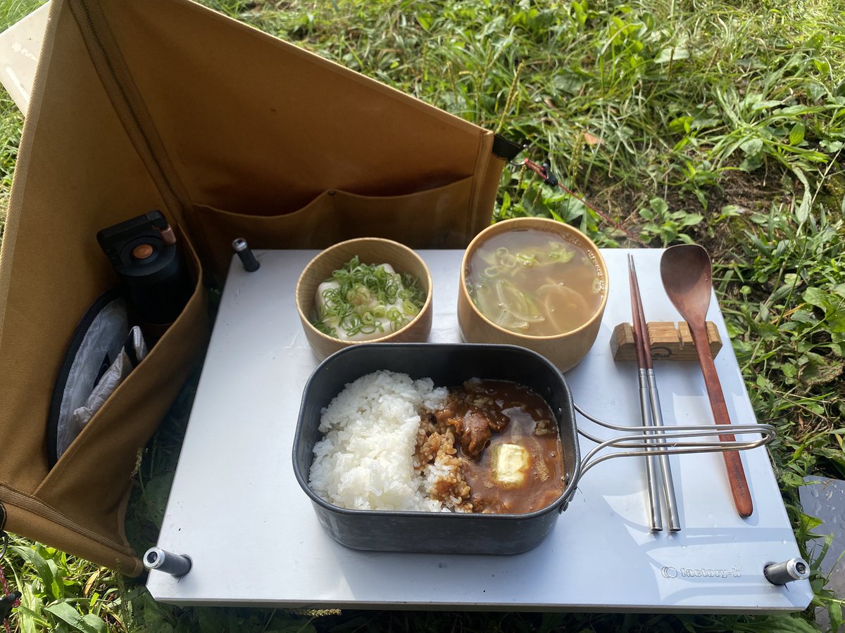 shingchai38's tweet photo. 朝飯
⚫︎松阪牛ビーフカレーライス
⚫︎レタス他スープ
⚫︎冷奴
忙しい撤収の朝はやはりカレー🍛
春先に伊勢参りで買ったレトルト
旅先で次のキャンプで食べる食材を探すのも楽しみの一つ
バターでコク足し(余っていたから)
余り食材一掃スープも旨し
#キャンプ飯
#ソロキャンプ
#徒歩キャンプ https://t.co/wKPDwcySy3