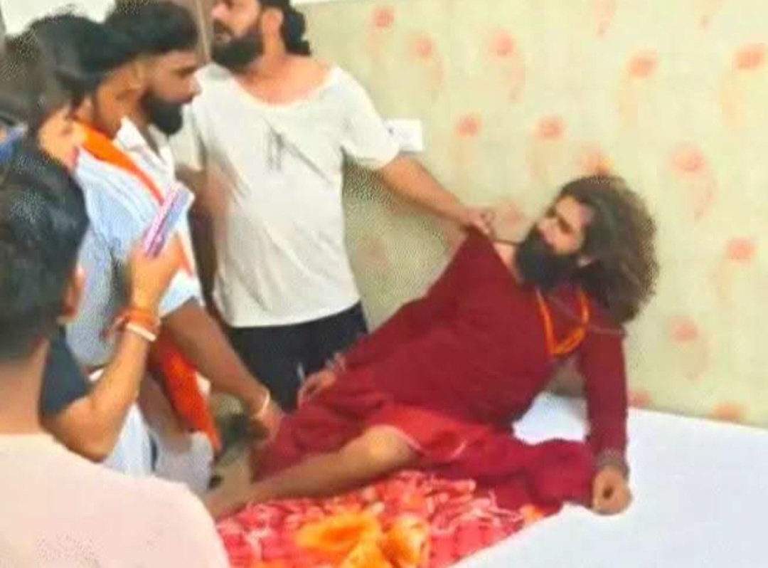 BRAHMAN_BR28's tweet photo. ब्राह्मणों को बदनाम करने की किस तरह योजनाएं बनाई जाती है इस घटना से समझिए 

ये बाबा मथुरा से पकड़े गए है इन्होंने 100 से ज्यादा महिलाओं का शोषण किया है  और उनके वीडियो बनाए है नाम रखे थे हिम्मत_गिरी अब नाम देखकर तो हर कोई इन्हें ब्राह्मण ही समझेगा 

लेकिन सच्चाई यह है कि यह है राजस्थान के मीणा समाज के पूरा नाम है हिम्मत मीणा 

ब्राह्मणों को जैसे ही इस घटना की जानकारी लगी तो फिर ब्राह्मणों ने इनको तरीके से ताड़ना दिया और तुलसीदास जी का श्लोक भी सुनाया क्योंकि इसने धर्म नगरी वृंदावन और मथुरा को बदनाम कर दिया उसके बाद पुलिस के हवाले कर दिया कानूनी कार्यवाही की जा रही है