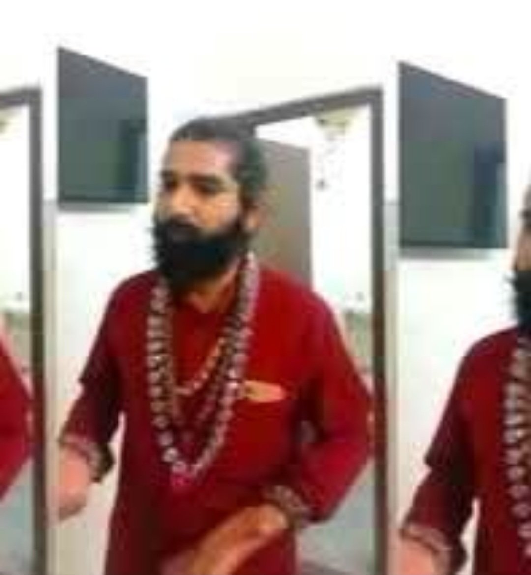 BRAHMAN_BR28's tweet photo. ब्राह्मणों को बदनाम करने की किस तरह योजनाएं बनाई जाती है इस घटना से समझिए 

ये बाबा मथुरा से पकड़े गए है इन्होंने 100 से ज्यादा महिलाओं का शोषण किया है  और उनके वीडियो बनाए है नाम रखे थे हिम्मत_गिरी अब नाम देखकर तो हर कोई इन्हें ब्राह्मण ही समझेगा 

लेकिन सच्चाई यह है कि यह है राजस्थान के मीणा समाज के पूरा नाम है हिम्मत मीणा 

ब्राह्मणों को जैसे ही इस घटना की जानकारी लगी तो फिर ब्राह्मणों ने इनको तरीके से ताड़ना दिया और तुलसीदास जी का श्लोक भी सुनाया क्योंकि इसने धर्म नगरी वृंदावन और मथुरा को बदनाम कर दिया उसके बाद पुलिस के हवाले कर दिया कानूनी कार्यवाही की जा रही है