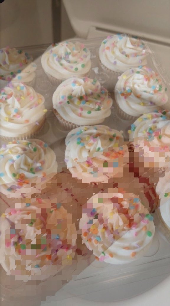 Taywhe23's tweet photo. Fake Sfx makeup generated fully by ai!!
I want cupcakes right now.. specifically vanilla😔😔
#shtwt #cupcakes #slicetwt #lavalamp #cuttwt https://t.co/iWE62cAcdQ