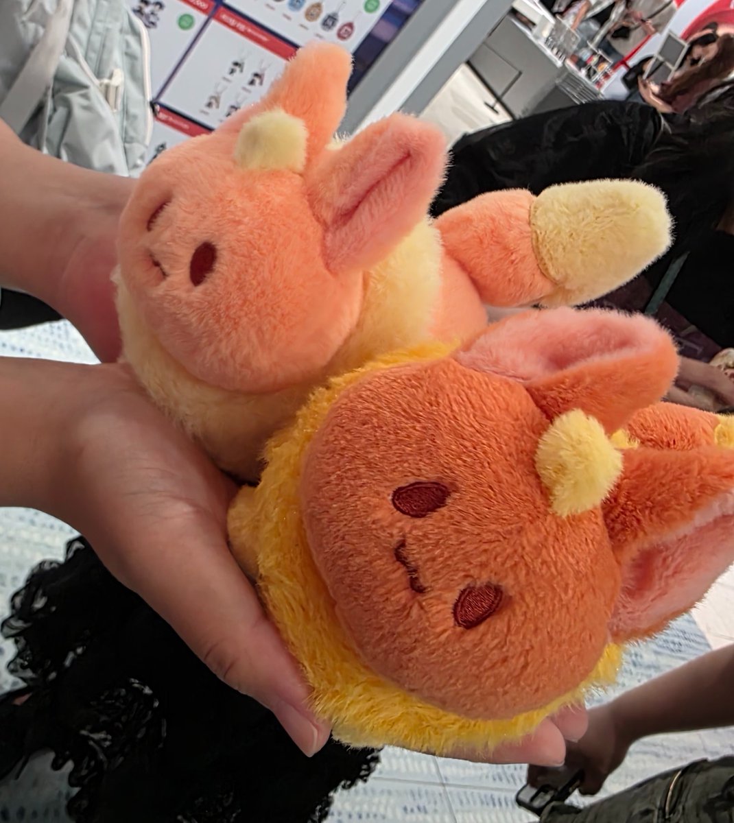 Aplpie274884's tweet photo. 다른 세 분이 찍어주시고 제가 손에 들고 있었던 피스 인형 실물 진짜 개쩔어요 너무 부드럽고 폭신하고 귀엽고 만지는 맛이 있습니다 절 대 구 매 해 https://t.co/GoQjpAQsdb