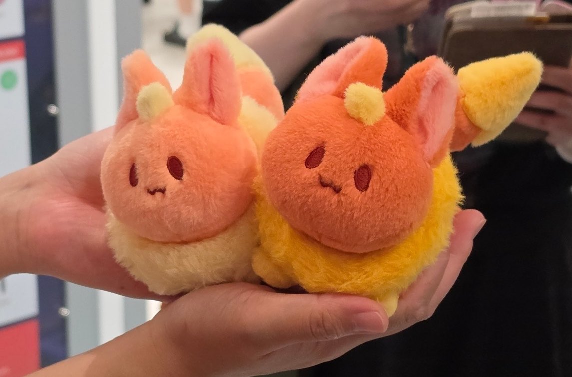 Aplpie274884's tweet photo. 다른 세 분이 찍어주시고 제가 손에 들고 있었던 피스 인형 실물 진짜 개쩔어요 너무 부드럽고 폭신하고 귀엽고 만지는 맛이 있습니다 절 대 구 매 해 https://t.co/GoQjpAQsdb