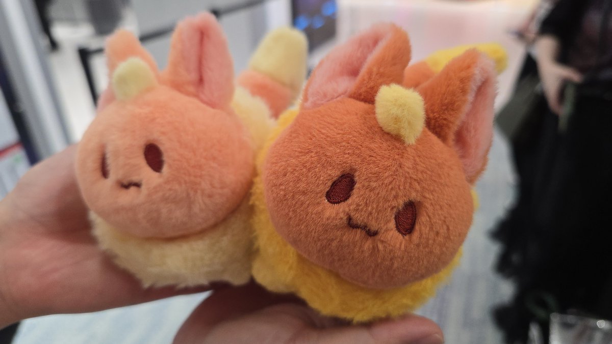 Aplpie274884's tweet photo. 다른 세 분이 찍어주시고 제가 손에 들고 있었던 피스 인형 실물 진짜 개쩔어요 너무 부드럽고 폭신하고 귀엽고 만지는 맛이 있습니다 절 대 구 매 해 https://t.co/GoQjpAQsdb
