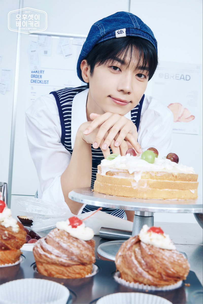 follow_2PM's tweet photo. 2PM 2027 Season's Greetings [오후셋이 제과점]
TEASER IMAGE

#장우영 #JangWooyoung

🥖PRE-ORDER
26.10.01 THU 14:00 - 10.10 SAT 23:59 (KST)

#2PM
#2027SEASONSGREETINGS
#오후셋이_제과점 https://t.co/eVYIVbeY8n