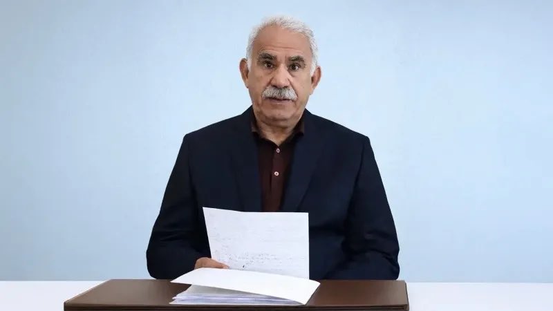 RastiHaber3's tweet photo. DEM Parti kulisi: Bahçeli ve Uçum'un açıklamalarıyla Öcalan'ın süreçteki rolü ilk kez tarif edildi 

🔶 Barış sürecinde devletin en üst kademelerinden iki isim, İmralı'daki Abdullah Öcalan'ın konumuna ilk kez açık bir çerçeve çizdi. DEM Parti bu adımı, devletin süreci resmen kabul ettiğinin ilk işareti ve "yeni bir evrenin başlangıcı" olarak görüyor.

https://t.co/YAlqtVVe1p