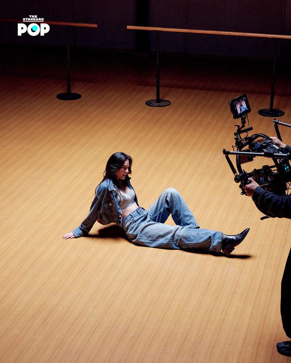 TheStandardPOP's tweet photo. “นี่เป็นครั้งแรกของหลิงที่ได้ไป New York Fashion Week หลิงเลยรู้สึกตื่นเต้นและมีหลากหลายความรู้สึกที่ประดังเข้ามาพร้อมๆ กัน ทุกอย่างดูวุ่นวายและตื่นตาตื่นใจอยู่ตลอดเวลา เพราะมีเหตุการณ์ต่างๆ เกิดขึ้นมากมายในเวลาเดียวกัน

การได้พบปะกับเหล่าคนดังคนอื่นๆ ที่เราชื่นชอบก็เป็นเรื่องที่น่าตื่นเต้นมากเช่นกัน เราต้องทำงานแข่งกับเวลา ทำให้หลิงรู้สึกทั้งประหม่าและตื่นเต้น แต่สุดท้ายก็ดีใจมากที่ทุกอย่างผ่านไปได้ด้วยดี” - หลิงหลิง คอง ให้สัมภาษณ์กับทาง THE STANDARD POP เกี่ยวกับประสบการณ์ที่เพิ่งได้ไป New York Fashion Week เพื่อไปชมโชว์ Calvin Klein Collection
.
สัมภาษณ์โดย: คริสตอฟเฟอร์ สเวนซัน

#CalvinKlein
#LingLingKwong
#LingLingxCalvinKlein
#TheStandardPop