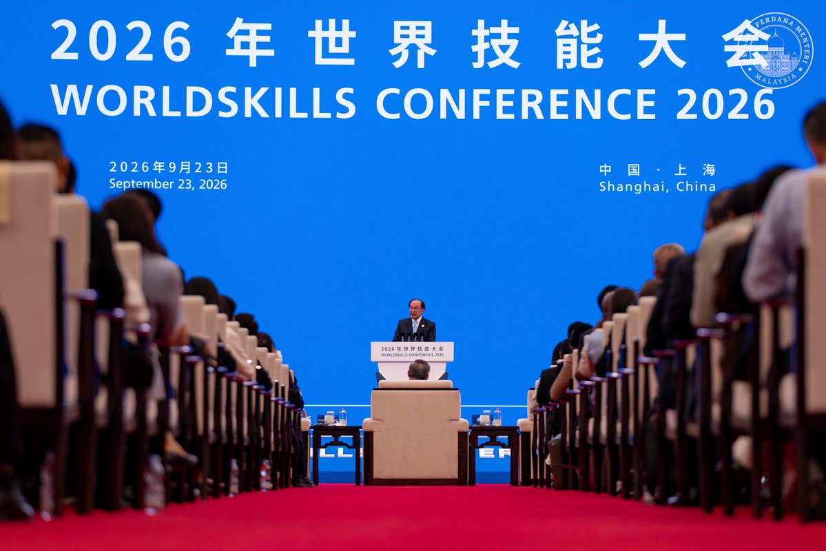 anwaribrahim's tweet photo. Menyampaikan ucaptama di WorldSkills Shanghai 2026, saya sentuh mengenai masa depan sesebuah negara tidak ditentukan semata oleh kecanggihan mesin yang kita ada, limpahan modal yang sampai atau betapa pesatnya teknologi. Sebaliknya, penentu atau indikator utama adalah manusia, yakni ilmu yang dikuasai, kemahiran yang digarap serta nilai yang menjadi pembimbing dalam setiap tindakan. 

Maka, atas kesedaran itu, Malaysia sedang memperkukuh TVET 2.0 dengan institusi latihan dan industri, khususnya dalam bidang kecerdasan buatan, semikonduktor serta tenaga boleh baharu. Kita tidak mahu anak muda sekadar menjadi tenaga kerja kepada perubahan, tetapi menjadi generasi yang menguasai perubahan lantas turut bersama mencorak arah dan masa depan negara. 

Saya tinggalkan pesan kepada 22 anak muda Malaysia yang berentap dalam 22 bidang kemahiran di Shanghai bahawa saya berbangga dengan kalian. Yang kita rebutkan tidak semata kemenangan, tetapi keberanian untuk bersaing dengan yang terbaik di dunia, belajar dari pengalaman dan pulang ke tanah air dengan tekad untuk meninggikan mutu dan standard negara. 

Walhasil, kemahiran tanpa nilai akan memunculkan kemajuan yang tempang dan tidak seimbang. Kita mahu generasi yang bukan sahaja pandai dan cekap mengurus serta mengendalikan teknologi, tetapi punya keinsafan tentang keadilan, maruah insan dan tanggungjawab kepada keluarga, masyarakat serta negara. Kemajuan yang hakiki adalah apabila teknologi mengangkat manusia dan nilai, dan bukan sebaliknya. 

#YakinMADANI